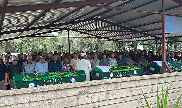 Antalya aile faciasında hayatını kaybedenler yan yana defnedildi, cenazede gözyaşları sel oldu
