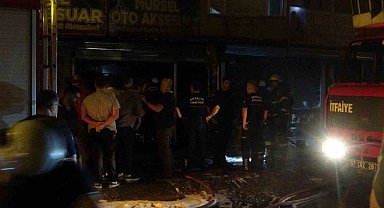 Antalya'da iki iş yerinde yangın: Alevler üst kattaki eve de zarar verdi
