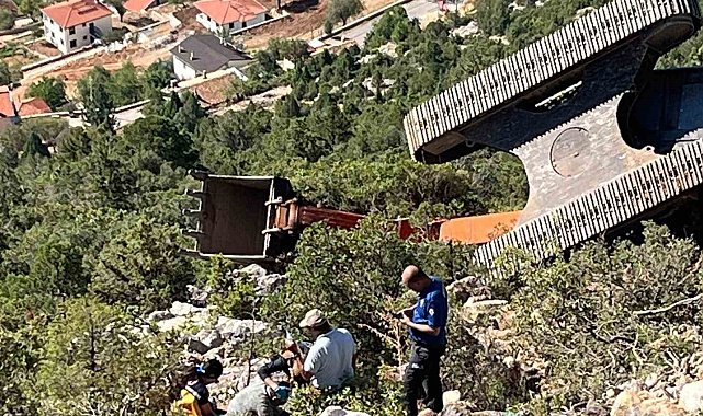 Antalya'da iş makinesi 60 metrelik uçuruma yuvarlandı operatör yaralı kurtuldu