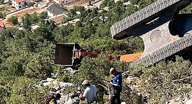 Antalya'da iş makinesi 60 metrelik uçuruma yuvarlandı operatör yaralı kurtuldu