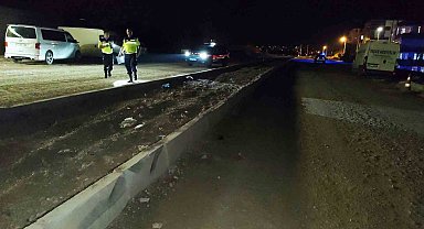 Antalya'da kontrolden çıkan otomobil refüje çarptı: 1 yaralı