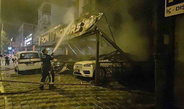Antalya'da oto galeride yangın: 4 araç ve apartman hasar gördü