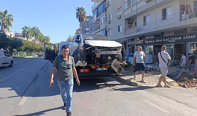 Antalya'da otomobil önce yayaya çarptı ardından otobüs durağına daldı: 3 yaralı