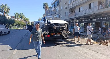 Antalya'da otomobil önce yayaya çarptı ardından otobüs durağına daldı: 3 yaralı