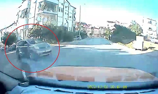 Antalya'da otomobilin taksiye çarptığı kaza anı araç kamerasına yansıdı