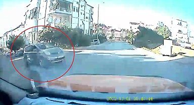 Antalya'da otomobilin taksiye çarptığı kaza anı araç kamerasına yansıdı