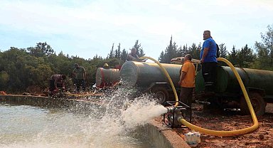 Antalyalı vatandaşlar su tankerleri ve beton mikserleriyle söndürme havuzları başına akın etti