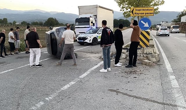 Ara sokaktan çıkan araca çarpmamak için refüje daldı… O anlar kamerada