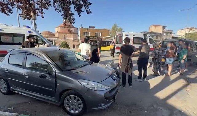 Araca çarpmamak için manevra yapan motosikletteki 2 genç yaralandı