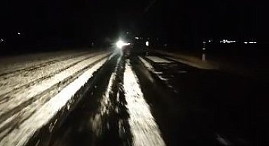 Ardahan'da dolu yağışı: Yollar beyaza büründü