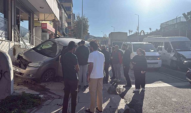 Arnavutköy'de kaza anı kamerada: Çarpışmanın etkisiyle kaldırıma uçtu