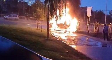 Arnavutköy'de seyir halindeki kamyonet alev topuna döndü