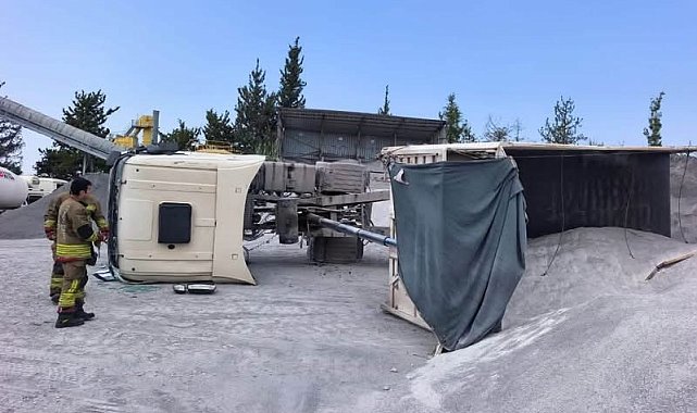 Arsuz'da devrilen kamyonun sürücüsü yaralandı