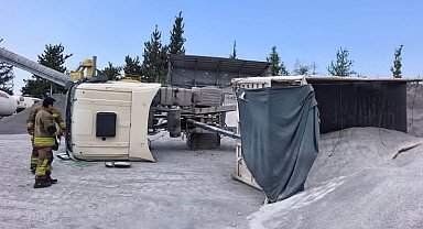 Arsuz'da devrilen kamyonun sürücüsü yaralandı