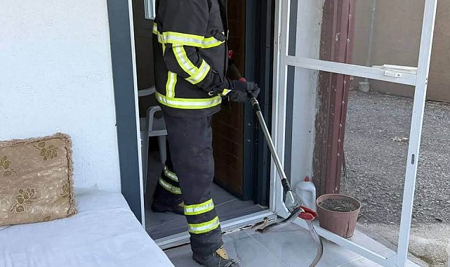 Arsuz'da eve giren yılanı itfaiye yakaladı