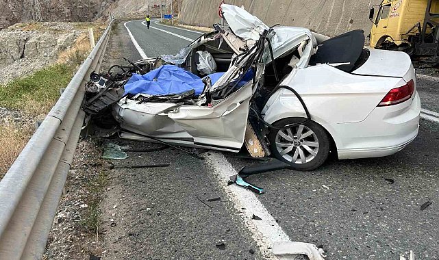Artvin-Erzurum kara yolunda otomobil kamyonla çarpıştı: 1 ölü