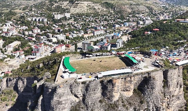 Artvin'de 250 metre yükseklikteki arenada yılın son boğa güreşleri yapıldı