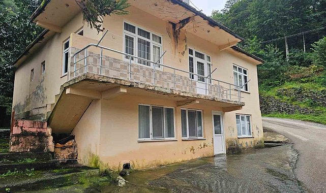 Artvin'de iki katlı evin altından çıkan su görenleri şaşkına çeviriyor
