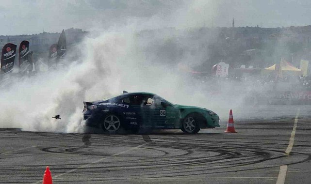 Asfaltı yakıp geçtiler: Tekirdağ'da nefes kesen drift şovu