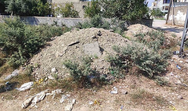 ASKİ'nin altyapı çalışması sonrası bıraktığı asfalt atıkları aylardır kaldırılmadı