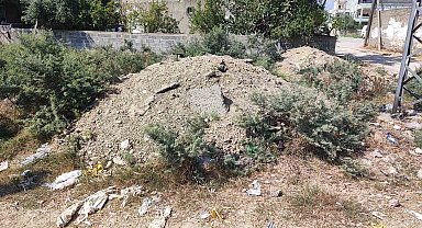 ASKİ'nin altyapı çalışması sonrası bıraktığı asfalt atıkları aylardır kaldırılmadı