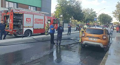 Avcılar'da park halindeki araç alev alev yandı
