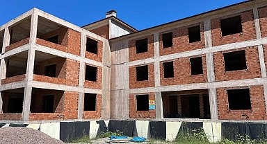Ayancık'ta yarım kalan huzurevi inşaatı bakanlığa devredildi