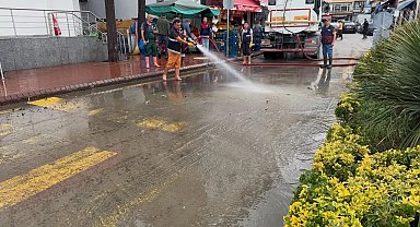 Ayancık'ta yoğun yağış sonrası temizlik çalışması