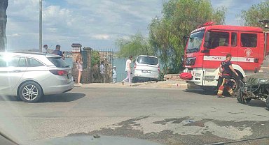 Ayvalık'ta otomobil bahçeye girdi, korkulan olmadı