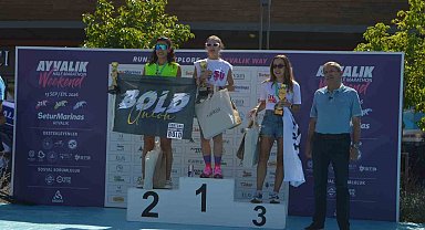 Ayvalık'ta yarı maratonun şampiyonları ödüllerini aldı