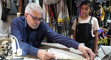 Baba-kız el ele saraciye mesleğini yaşatıyor