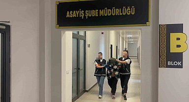 Babasını öldüren annesinin gözyaşlarını mahkeme salonunda sildi