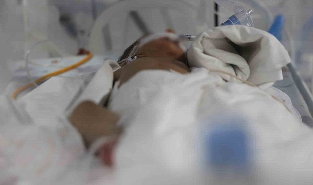 Bağırsak ameliyatıyla sağlığına kavuşan bin 300 gramlık Suriyeli prematüre bebeğin babasından Türkiye'ye övgü dolu sözler