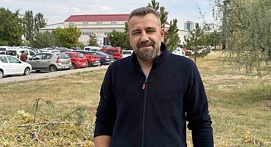 Bahçesinde sürünen yılanı fark etti, korkusuzca eline alıp sevdi