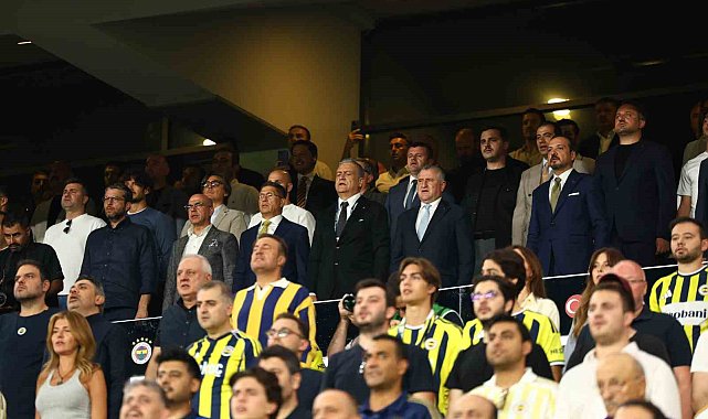 Bakan Bak, Fenerbahçe - Beşiktaş derbisini takip etti