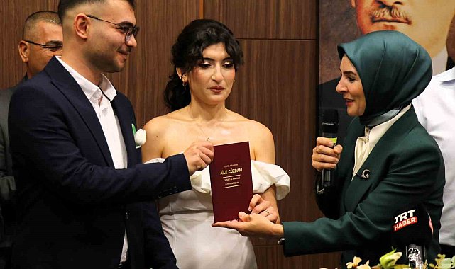 Bakan Göktaş, evlilik desteğinden yararlanan çiftin nikah şahidi oldu