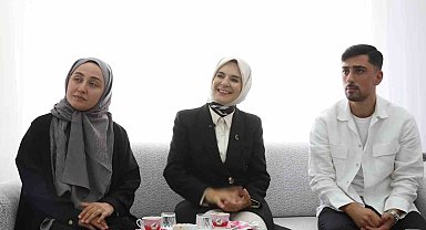 Bakan Göktaş, evlilik kredisinden yararlanan yeni evli çiftin ilk misafiri oldu