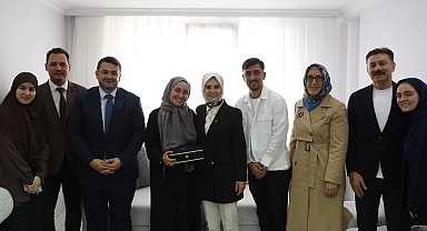 Bakan Göktaş, yeni evli çiftin ilk misafiri oldu
