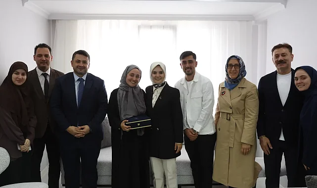 Bakan Göktaş, yeni evli çiftin ilk misafiri oldu