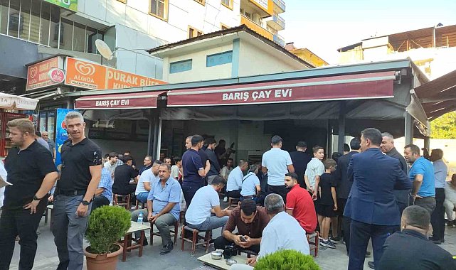 Bakan Tekin, Batman'da çayevinde vatandaşlarla bir araya geldi