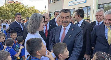 Bakan Tekin miniklerin bayrak törenine katıldı, öğretmenlerle bir araya geldi