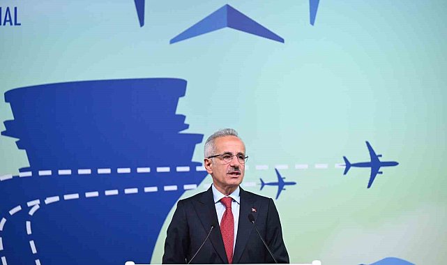 Bakan Uraloğlu: "Canlı uçuş takip sistemimiz sayesinde Türkiye hava sahasındaki iç hat, dış hat ve transit uçuşlar da harita üzerinden anlık olarak izlenebiliyor"