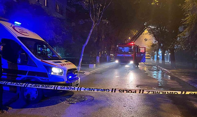 Bakırköy'de 4 katlı metruk binanın çatısı alevlere teslim oldu