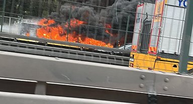 Bakırköy'de İETT otobüsü bilinmeyen bir nedenle alev alev yanmaya başladı. Olay yerine itfaiye ekipleri sevk edildi.