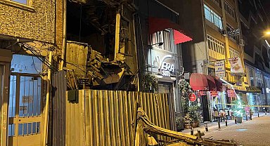Bakırköy'de metruk binanın çökme anı kamerada