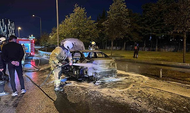 Bakırköy'de otomobil alev topuna döndü