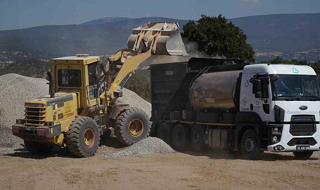 Balıkesir Büyükşehir Dursunbey'de yollara asfalt atıyor
