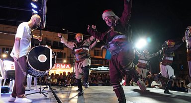 Balıkesir Edremit'in kurtuluş coşkusu 100 davulla yankılandı