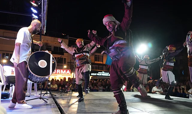 Balıkesir Edremit'in kurtuluş coşkusu 100 davulla yankılandı