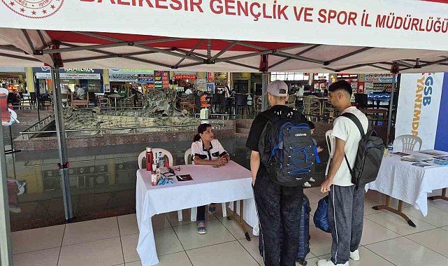 Balıkesir'de üniversite öğrencileri terminalde karşılandı